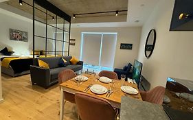 London Luxury Flat With Balcony, River View, O2 Arena, Excel, Canary Wharf, Station
